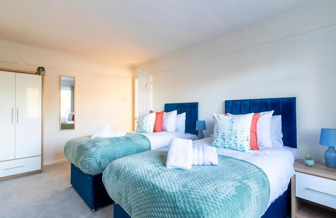 Stunning Sea View 2 Bedroom Sleeps 6- Free Parking-1