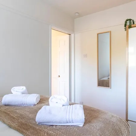 Stunning Sea View 2 Bedroom Sleeps 6- Free Parking-3