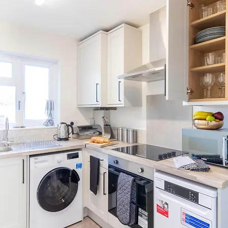 Stunning Sea View 2 Bedroom Sleeps 6- Free Parking-2